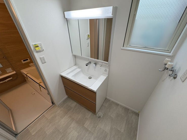 室内(2025年10月)撮影
◎本日案内可能◎
シャワー付洗面化粧台は、洗髪や洗濯もしやすいのはもちろん、小さなお子様の手を洗う時のも重宝します◎