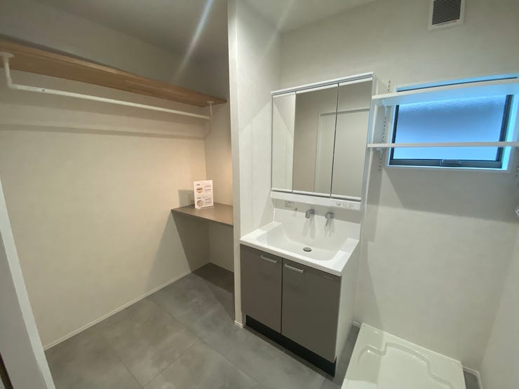 洗面台にはランドリースペースも付いています。