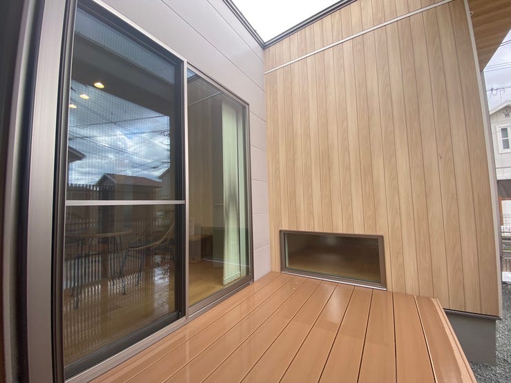 ウッドデッキもついており、お子様やペットの遊び場、ちょっとした外干しスペースとしても使用できそうです!