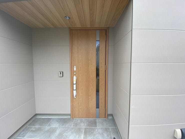 庇のついたおしゃれな玄関ファサードとなっています。
毎日の帰宅が楽しくなりそうです!