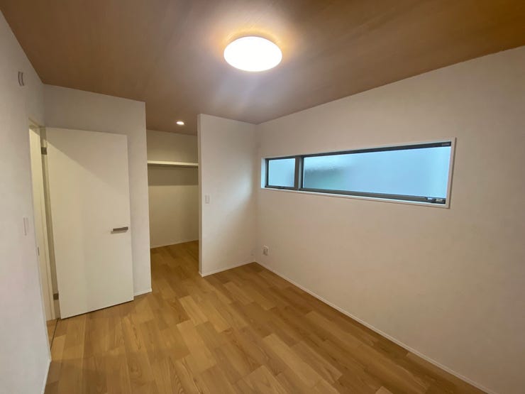 主寝室となる6帖の洋室です。
こちらのお部屋にはウォークインクローゼットが付いています!