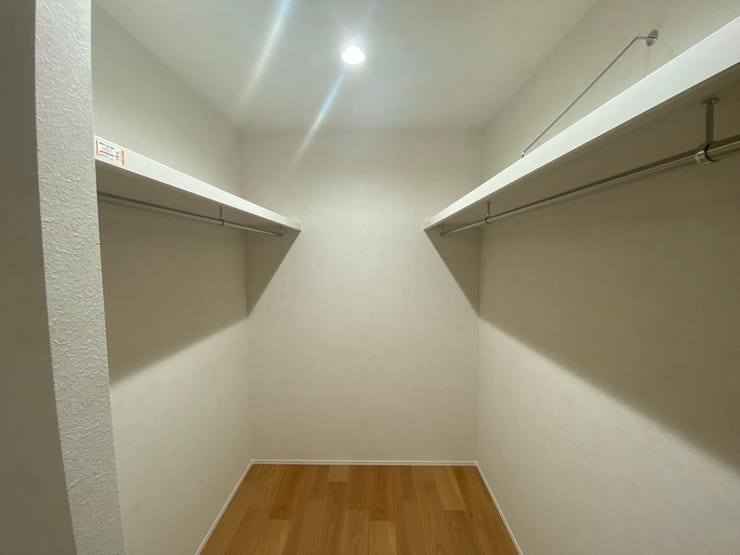 ファミリークローゼットも付いており、ご家族全員分の衣類を1か所に収納することが可能です!