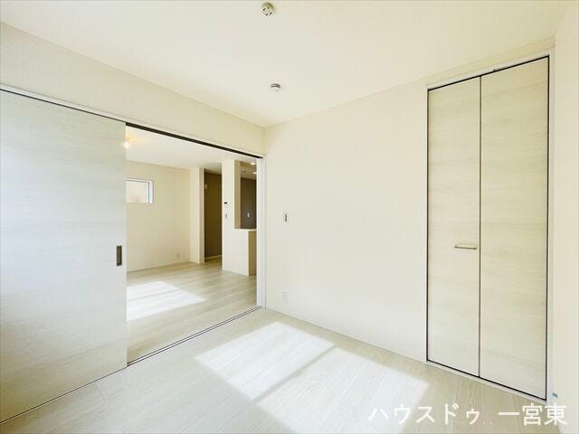 【1階4.5帖】
客間やお子さまの遊び場としても活躍しそうですね。南側に窓があり明るく過ごせます。