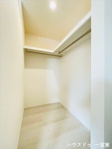 【8帖洋室】
スーツケースなども置ける広さでたっぷり収納可能。ハンガーポールが続いており、ご夫婦分のお洋服もしまえそうですね。