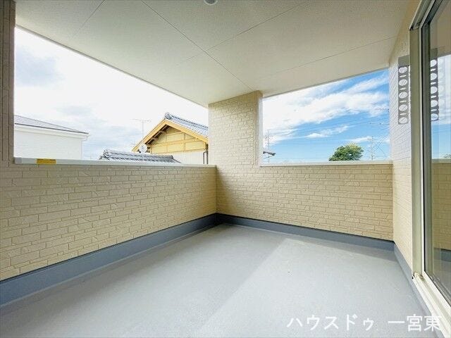 【インナーバルコニー】
広々としており、テーブルやイスを置いて食事も楽しめそうです。急な雨でも洗濯物が濡れにくくて安心ですね。