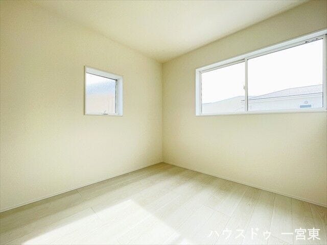 【5.4帖】
南・東の2面採光で風通しも良好。お子さまのお部屋や寝室、来客部屋としてもご利用いただけます♪