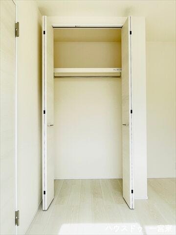 【5.4帖洋室】
ハンガーポール・枕棚付き。枕棚には鞄や帽子などの小物も整頓して置けますね。