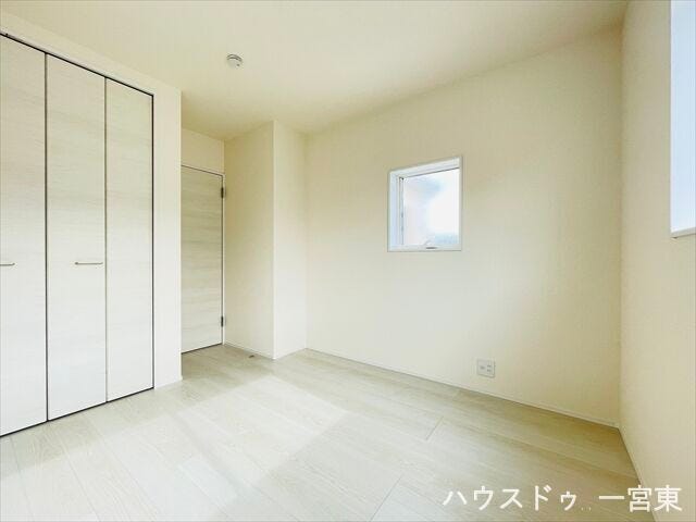 【5.1帖】
こちらも南・東の2面採光で明るく過ごせそうです◎書斎や趣味の部屋としてもお使いいただけます。