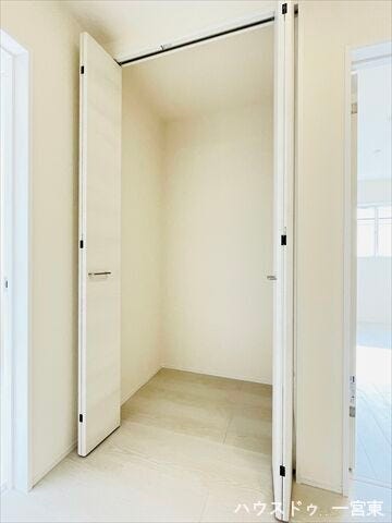 【2階廊下】
掃除道具やストック品、居室に入りきらなかった荷物までしまっておけますね。