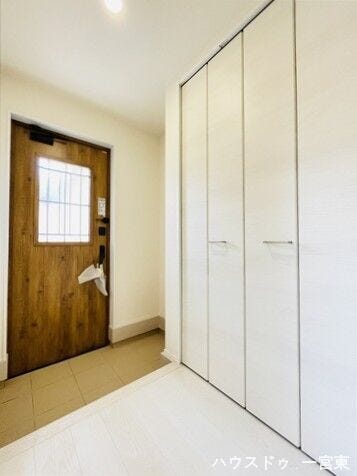 天井近くまである玄関収納付きで、ご家族分の靴もしっかりしまえますね。ドアガラスから室内に光を届けます。