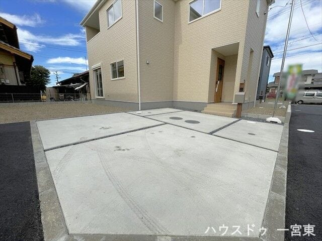 ゆとりがある駐車スペースなので、お車の出し入れもしやすいですね。