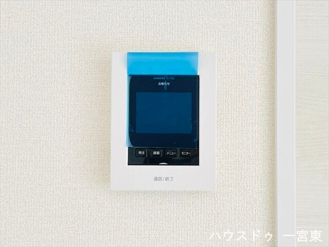 【モニター付きインターホン】
訪問者の顔が見えて安心ですね。玄関先まで行かずにこちらから対応できます。