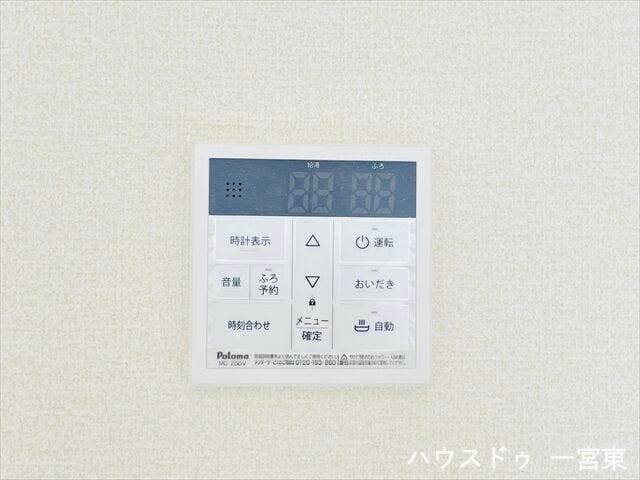 【給湯パネル】
ご家族で入浴する時間帯がズレても、あたたかいお湯に浸かれます。