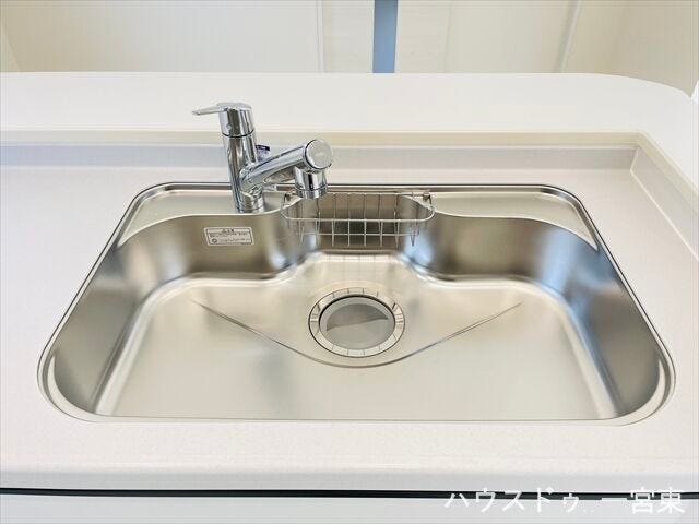 【シンク】
ステンレス製で熱に強くお手入れのしやすいシンク。お鍋やフライパンなども洗いやすそうな広さです!