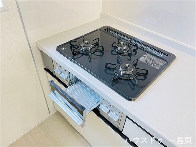 【コンロ】
3口あり、同時に調理ができるので忙しい時も時短になりますね。お魚の他にも焼き物調理を楽しめるグリル付きです。