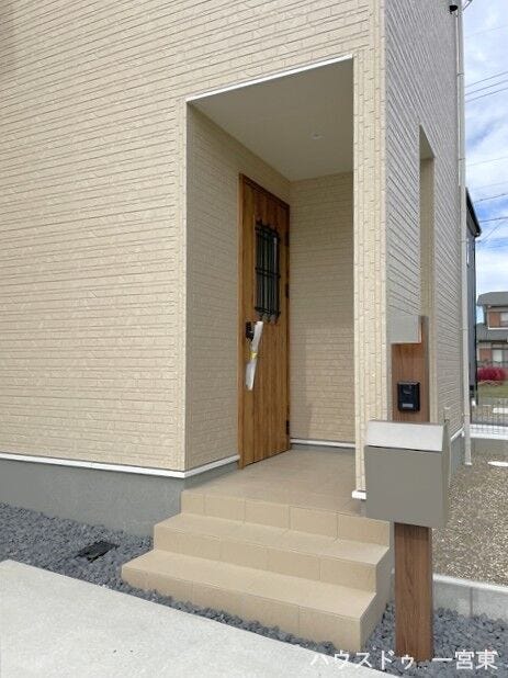 【玄関】
軒がしっかりとあるので雨の日でも濡れずに傘をさせます。階段は段差が緩やかなので上り下りしやすいですね。