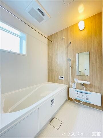 木目調の化粧パネルでリラックスできそうなバスルーム。ゆったりと湯舟に浸かって一日の疲れをリフレッシュできますね。