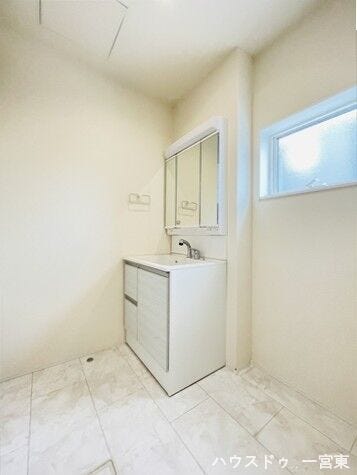 3面鏡の洗面化粧台は見やすく、鏡裏に収納も豊富で使いやすいですね。玄関からすぐの所に位置し、手洗いの際も便利な動線です。