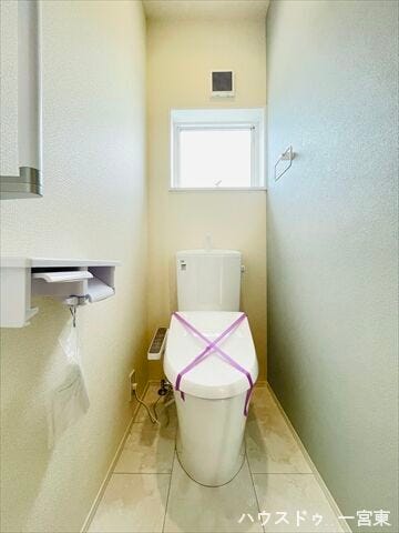 手すり付きなのでスムーズに利用できますね。ペーパーホルダーが2つあるので、取り換えの回数を減らせます。