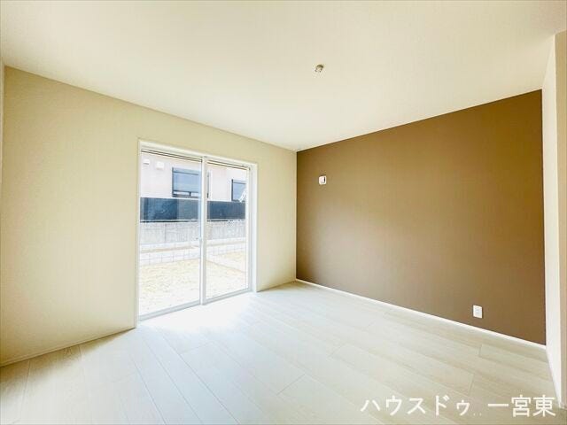 ≪7.7帖≫南側の洋室は、日差しがたっぷりと降り注ぎ、明るく開放的な空間で、朝の光を感じながら爽やかなスタートが切れる場所です。