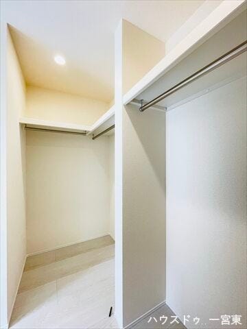 ≪7.7帖洋室≫ウォークインクローゼットには扉を設けていないので、物の出し入れもサッと行えますね。また湿気もこもりにくいです。