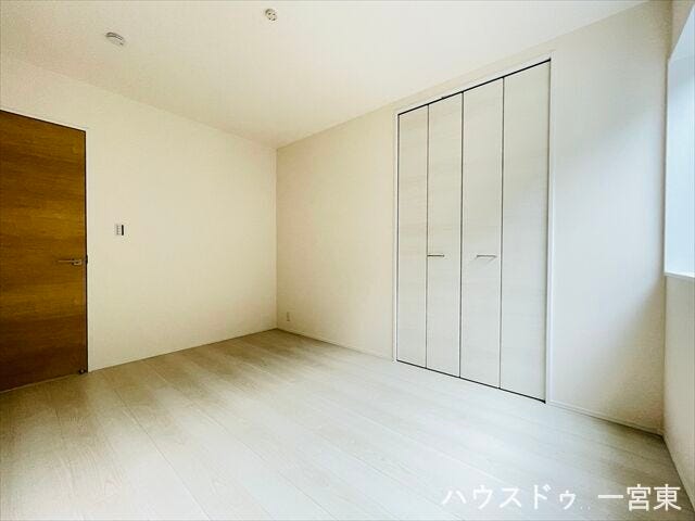 ≪北側6帖≫北側の洋室は、自然光が穏やかに差し込み、落ち着いた雰囲気の中でゆっくりとくつろげる静かな空間です。