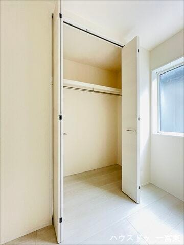 ≪北側6帖洋室≫新たに家具を買わなくても良いので、ハンガーパイプ付きのクローゼットは嬉しいですね。