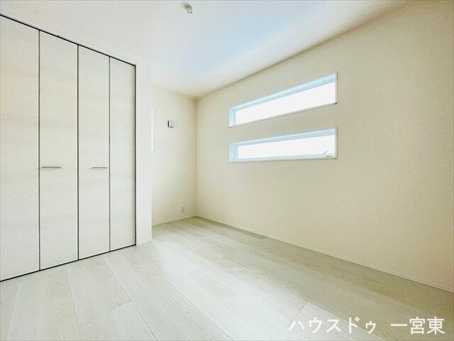 ≪5.4帖≫日差しが安定した北側の洋室は、集中したい作業にもぴったりの空間です。