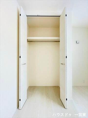 ≪5.4帖洋室≫収納スペース完備しております♪散らかりがちなアイテムをすっきり収納でき、整った空間が保てます。