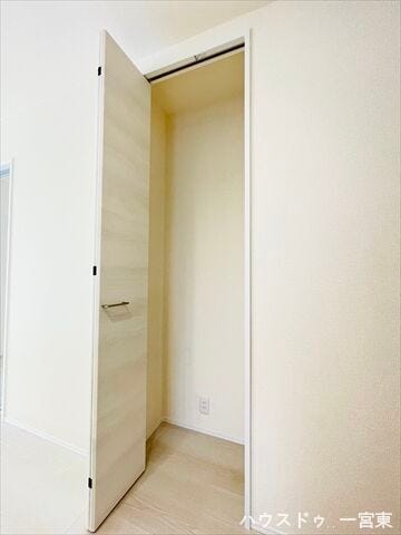 ≪キッチン横≫キッチン横には収納スペースがあり、ストック品などたくさん収納可能◎キッチンもすっきりとお使いいただけます。