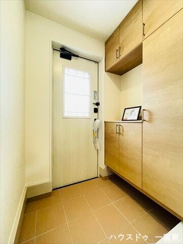 玄関収納には小物を飾るスペースがあります。季節ごとに小物を変えたりとアレンジ次第でさらにオシャレな玄関になります!