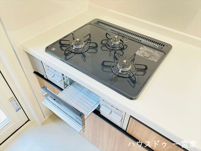 ≪コンロ≫使い勝手が良いガスの3つ口コンロを採用。調理の時間短縮をはかれます。