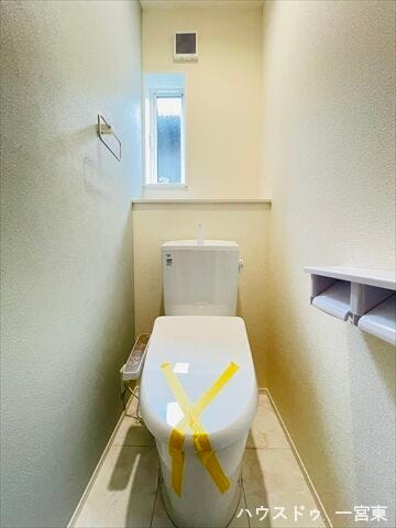 ≪西側≫無駄のないシンプルなトイレは、お好みに合わせた空間づくりが楽しめます。ペーパーホルダーが2つあるのも嬉しいポイントですね♪