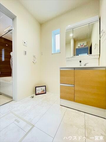 鏡の裏側は収納になっているので、歯ブラシなども片付けられます。散らかりがちな洗面台もスッキリと清潔なスペースを保てます。