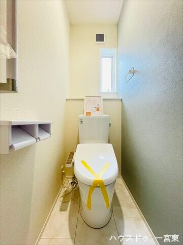 ≪東側≫白を基調としたシンプルな壁紙のトイレです。台の上や小窓の手前には芳香剤を置いたり小物を置くことができますね。