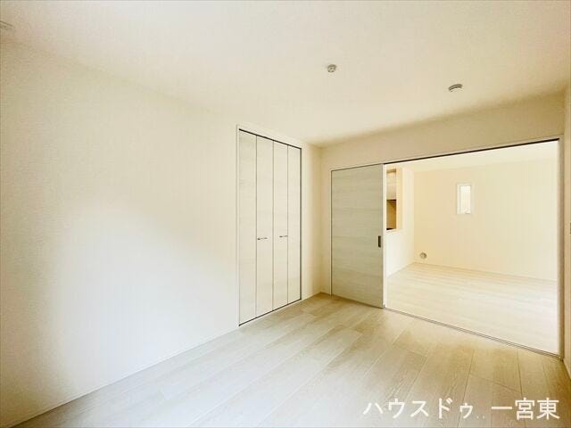 ≪南側6帖≫リビング横の洋室は、多目的に使えて便利です。収納もしっかりあるので快適に過ごせます。