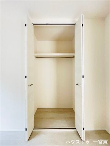 ≪南側6帖洋室≫部屋ごとに設けた収納は住みやすさへのこだわり。ハンガーパイプや枕棚があらかじめついているので、サッと片づける事が出来ます!