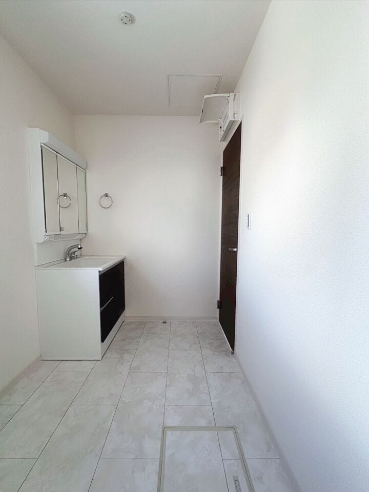 白を基調した清潔感の阿ある洗面所♪