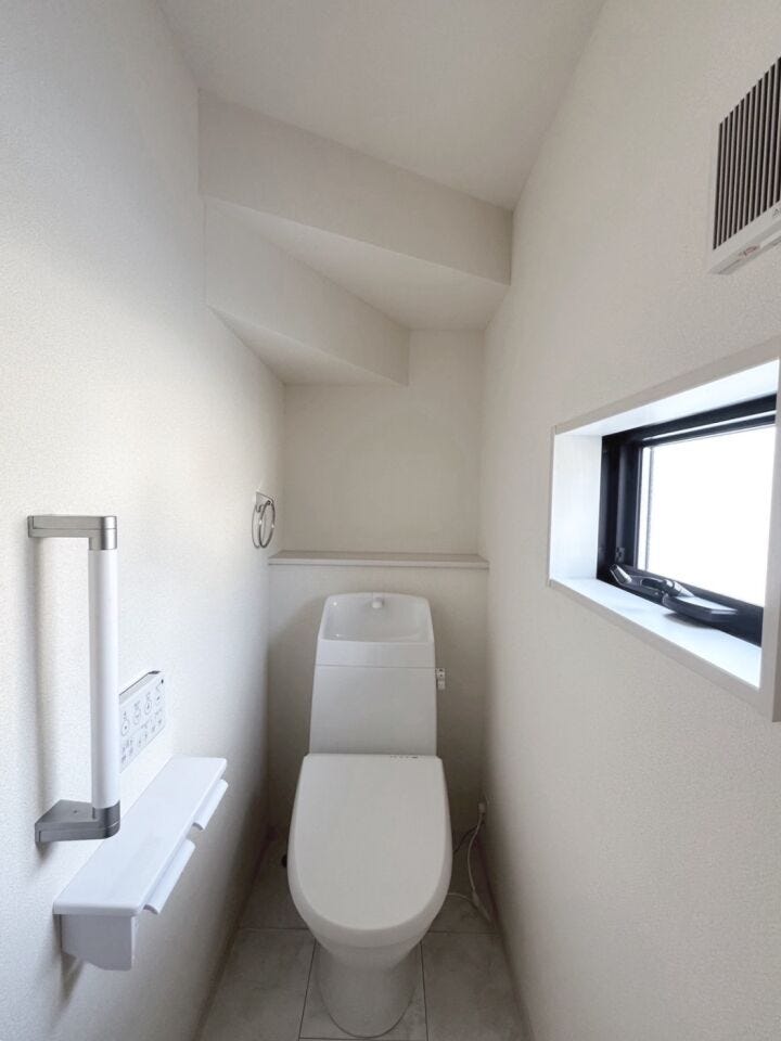 水廻りにあると嬉しい換気がしやすい小窓付き。