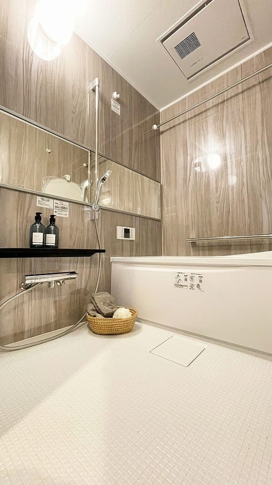 柔らかな曲線で構成されたバスタブが心地良さをもたらします