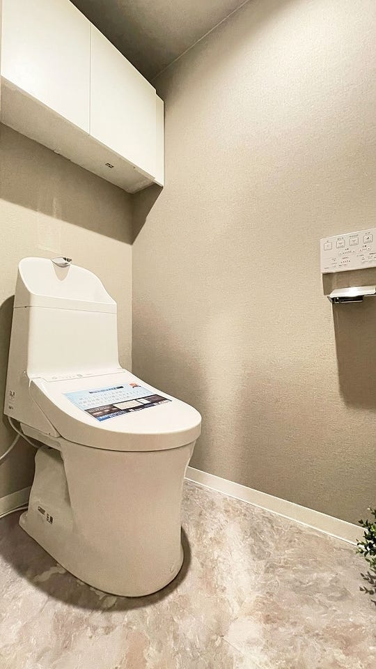 生活感が出てしまいがちなトイレットペーパーもきちんと仕舞える収納棚付きで嬉しいですね