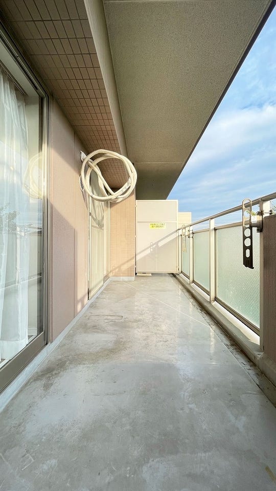 暖かい陽ざしが射し込むバルコニーは、洗濯物が良く乾きます。また風通しも良好です。