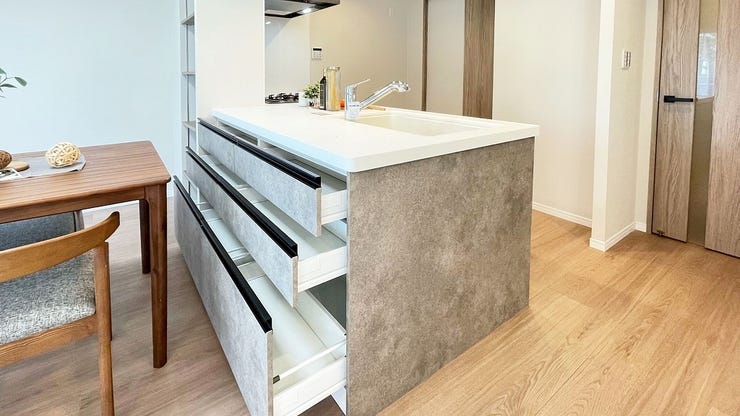 カウンターキッチンには裏面にも収納があり、こまごまとしたものがきちんと収納できます