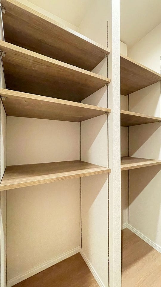 廊下の収納は買い置きした日用品や掃除道具等の置場にいかがでしょうか