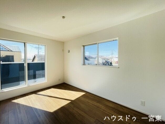 【7.2帖】
一番広い居室ですので主寝室に最適です。採光もしっかり考えられており、明るさを確保しながら落ち着きのあるデザインで心地よく過ごせます。