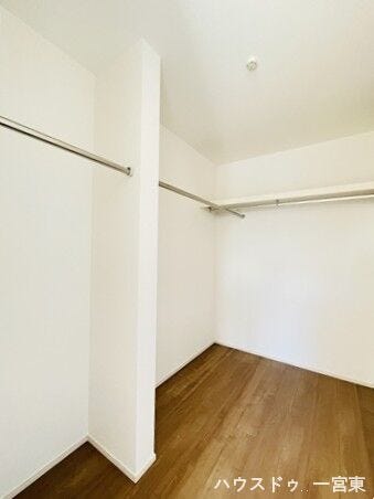 【7.2帖洋室】
ウィークインクローゼット完備です。日用品から季節物までスッキリ片付けることができます!