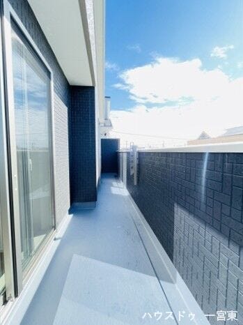 明るい日差したっぷり入り込む南向きバルコニーです♪こんな天気の良い日は気持ち良く洗濯物を干せますね!