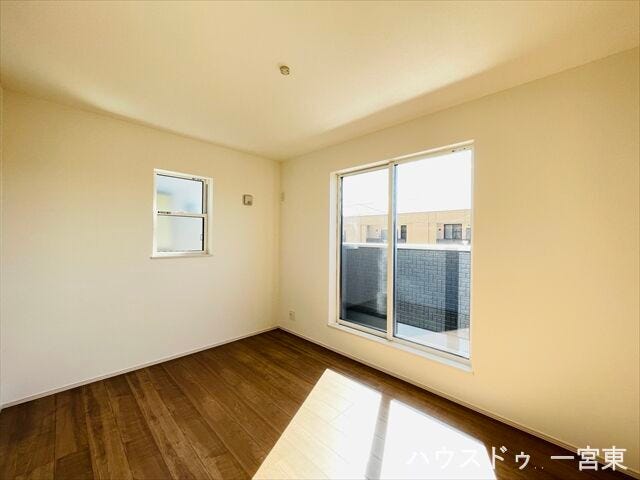 【6帖南】
南向きバルコニーとつながる大きな窓からたっぷりの日差しが入り、明るいお部屋になっています。