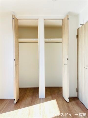 【6帖南洋室】
お絵かきや工作、自由研究の作品など、お子様の成長の記録をたっぷりとしまっておける大容量の収納スペースが魅力です♪