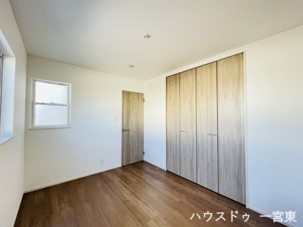 【6帖北】
夏場でも涼しく過ごせる北側のお部屋です。家具の日焼けや、紫外線劣化の心配もありません。